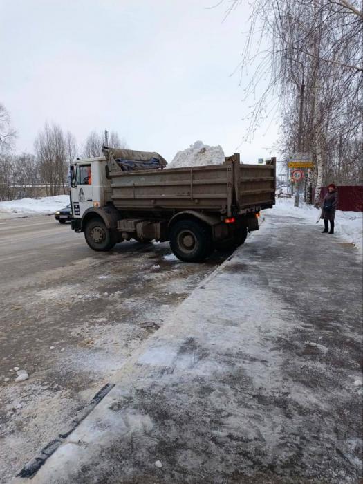 В Великих Луках продолжаются работы по уборке снега