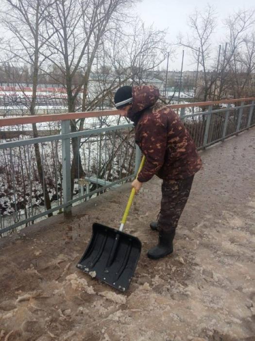 В Великих Луках продолжают очищать улицы от наледи