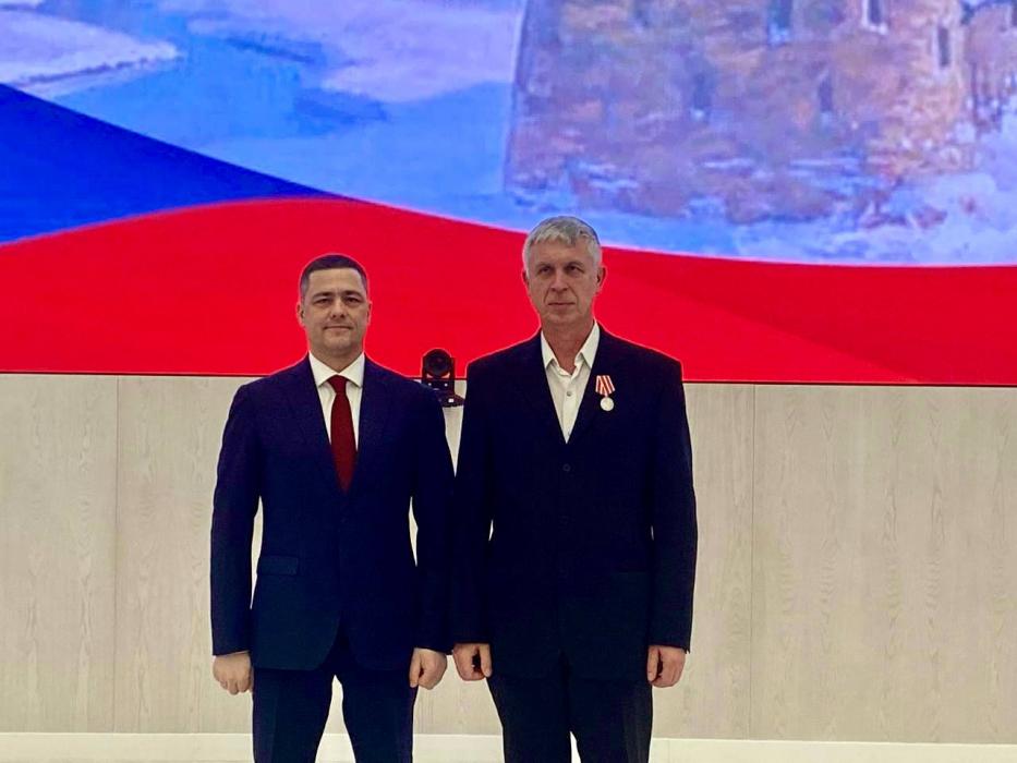 Ведомственные и региональные награды вручил губернатор Псковской области Михаил Ведерников отличившимся сотрудникам различных сфер 