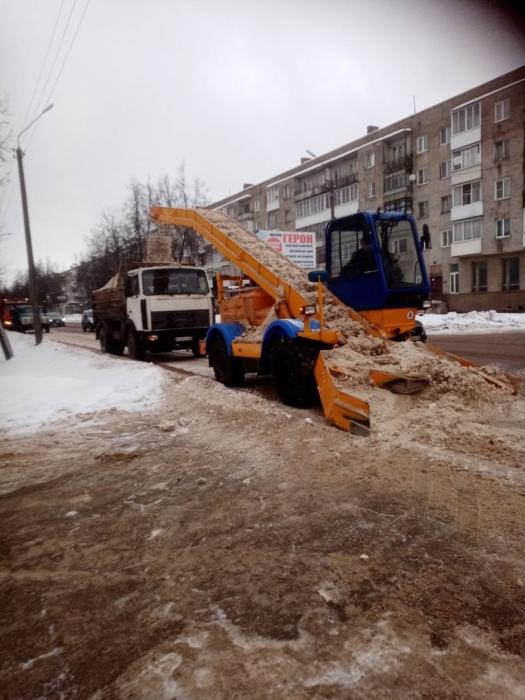 Более 800 кубометров снега вывезли в Великих Луках за сутки