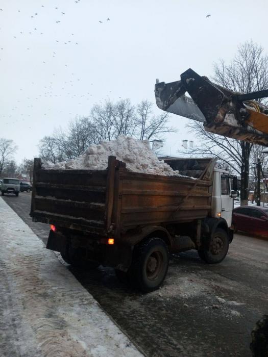 В Великих Луках продолжаются работы по уборке снега