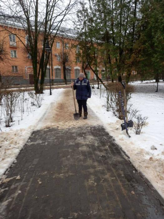 В Великих Луках продолжают очищать улицы от наледи