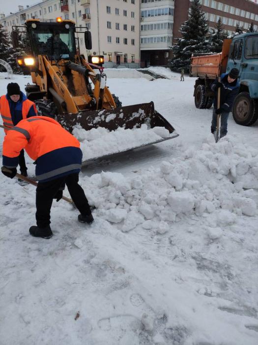 В Великих Луках продолжаются работы по уборке снега