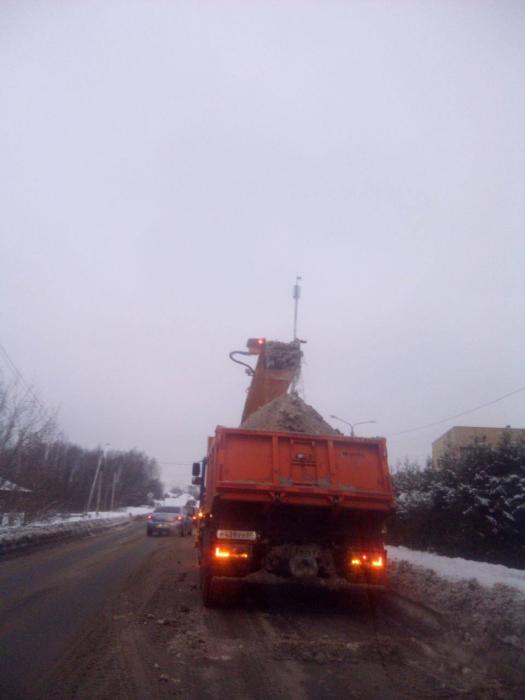 В Великих Луках продолжаются работы по уборке снега