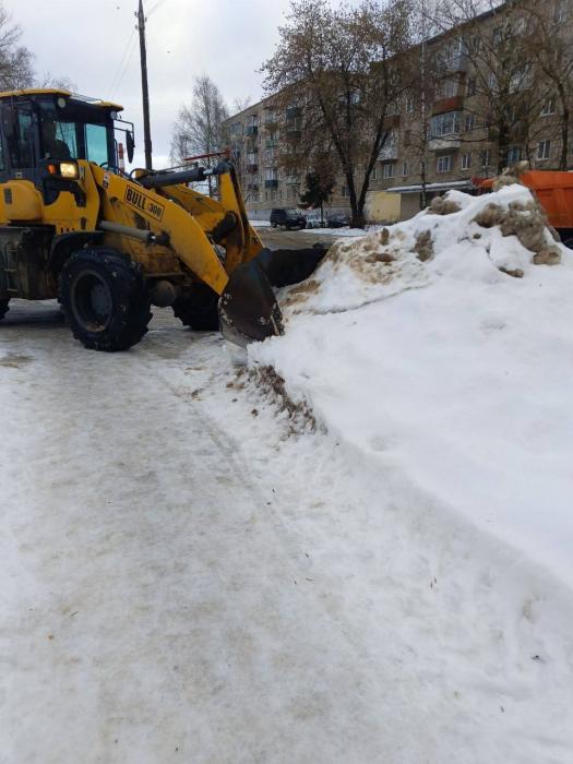 Порядка 900 кубометров снега вывезли в Великих Луках на выходных
