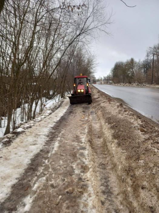 В Великих Луках продолжают очищать улицы от наледи