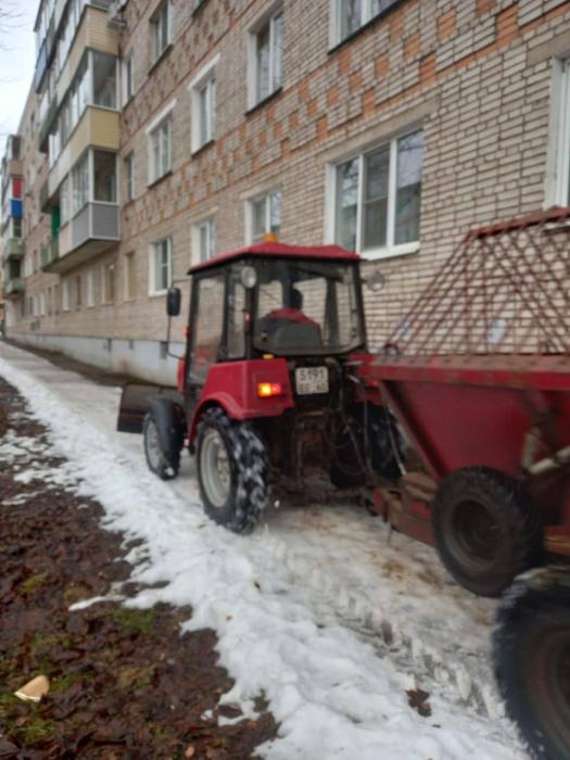 В Великих Луках продолжают очищать улицы от наледи
