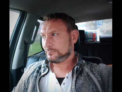 создатель социального музея винтажных вещей в Пскове Юрий Павлов