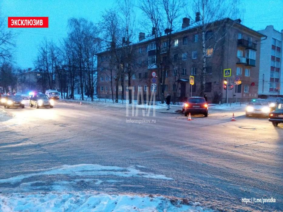 Карета скорой помощи с роженицей попала в ДТП в Великих Луках