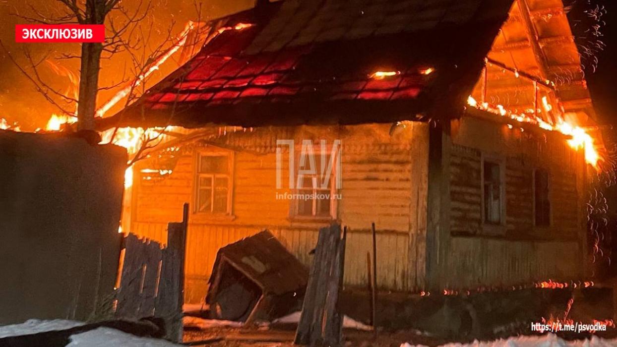 Заброшенный дом загорелся в Псковском районе