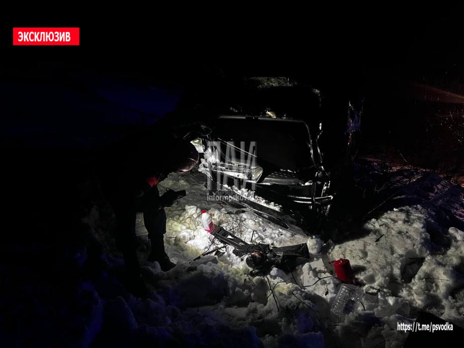 Автомобиль вылетел в кювет и опрокинулся на трассе в Великолукском районе