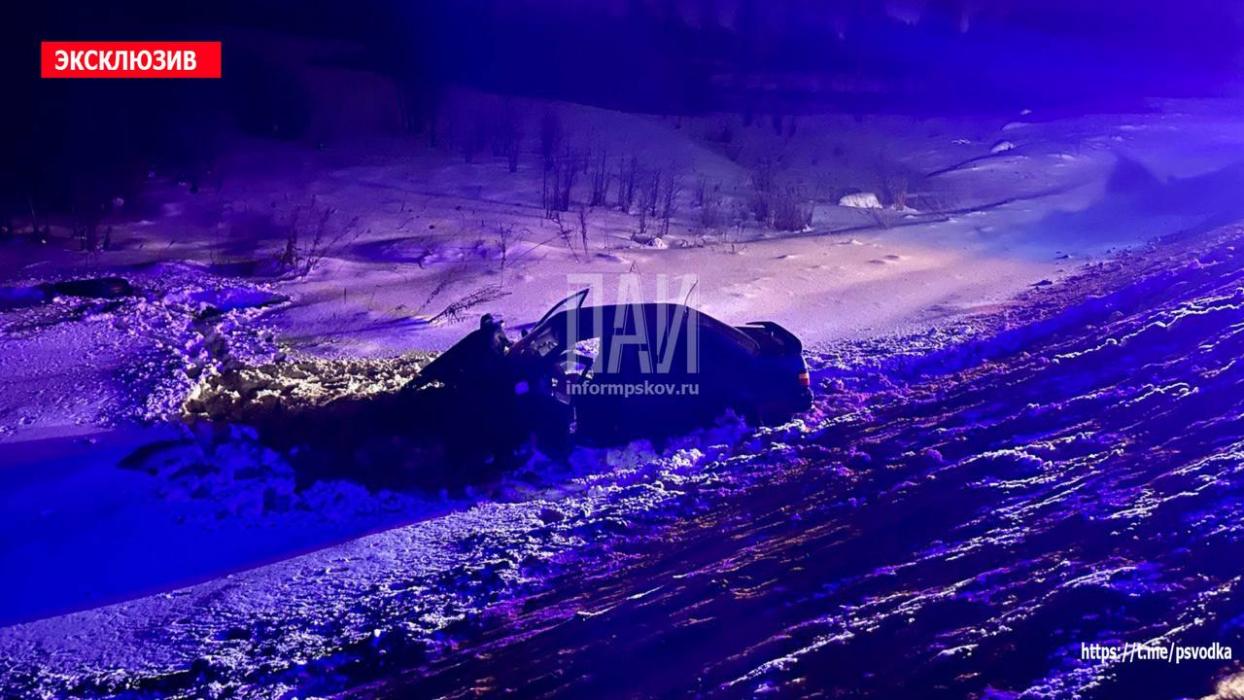 Оторванное от фуры колесо привело к аварии на трассе в Великолукском районе