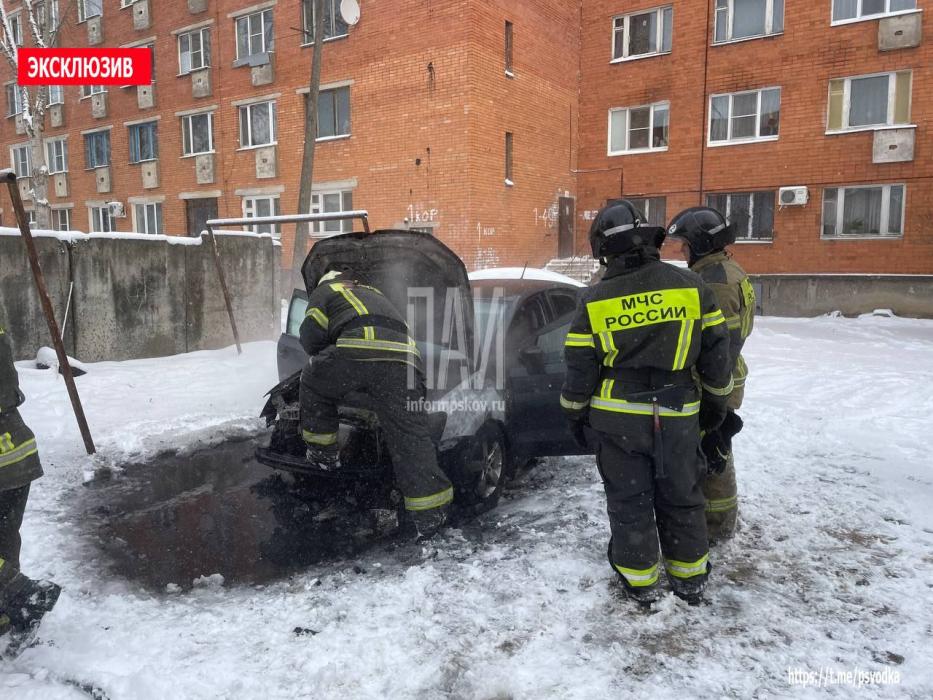 Возгорание автомобиля в Пскове