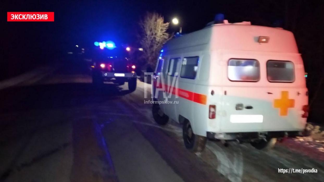 В Кунье автомобиль столкнулся с трактором, гружённым брёвнами
