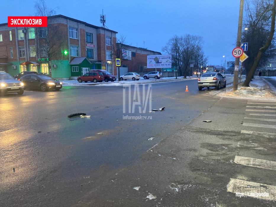 Женщину сбили на пешеходном переходе в Великих Луках