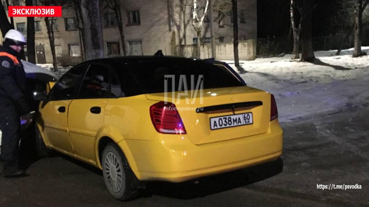 16-летнюю девушку госпитализировали после ДТП с участием такси и «Газели» в Псковском районе