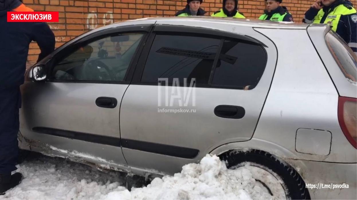 Водитель протаранил на автомобиле стену в Пскове и скрылся с места