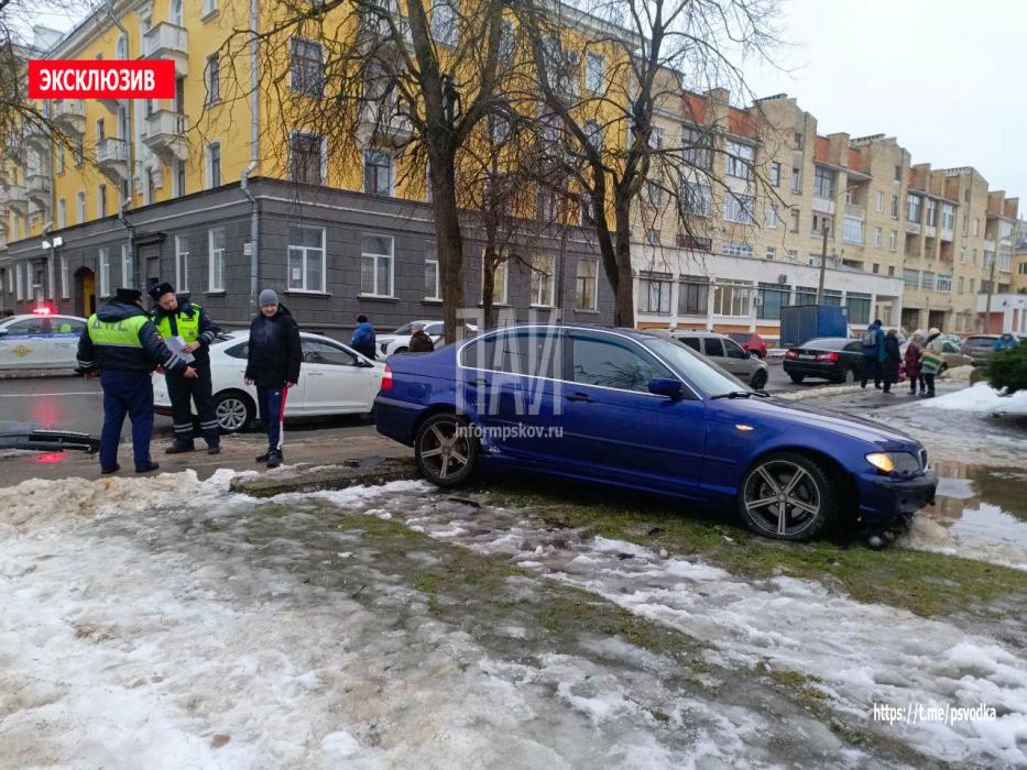 Три автомобиля столкнулись на перекрёстке в центре Пскова