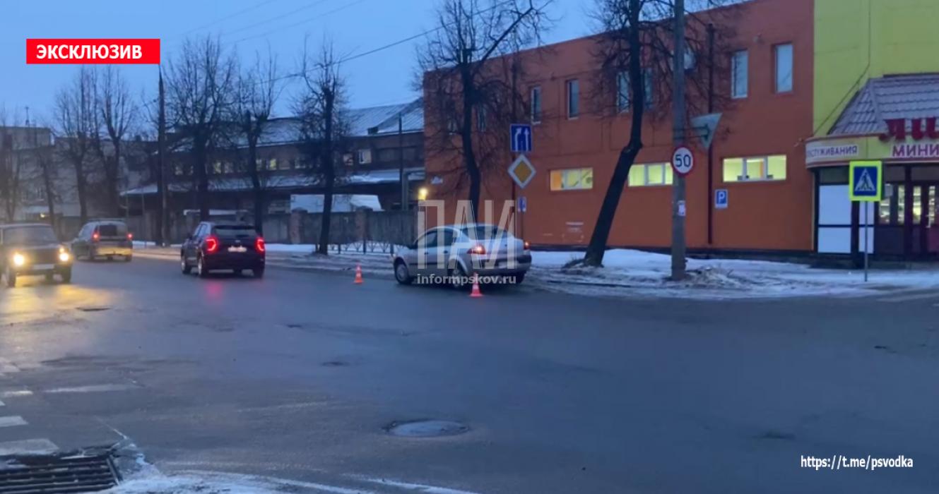 Женщину сбили на пешеходном переходе в Великих Луках