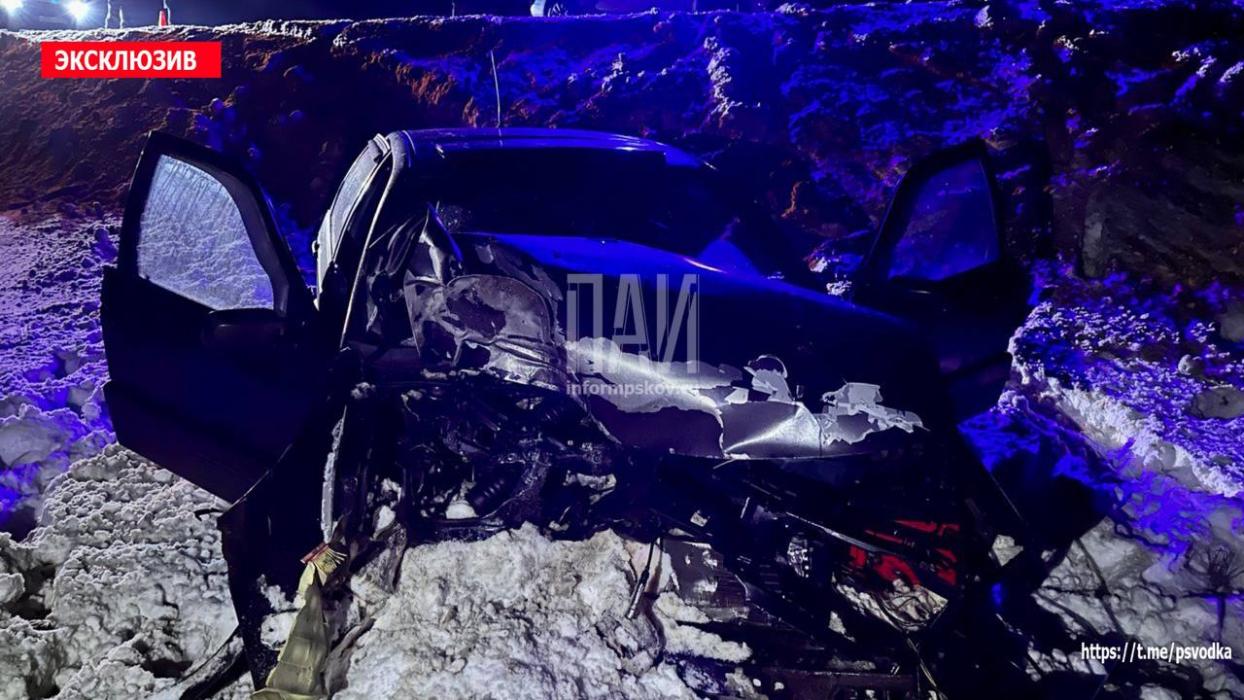 Оторванное от фуры колесо привело к аварии на трассе в Великолукском районе