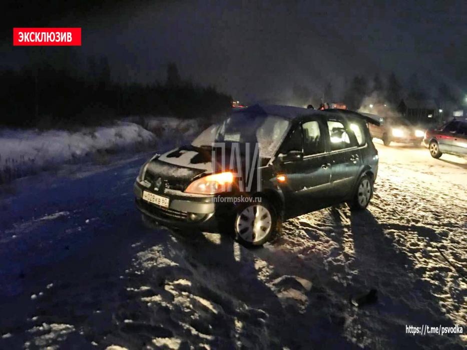Три автомобиля столкнулись под Псковом