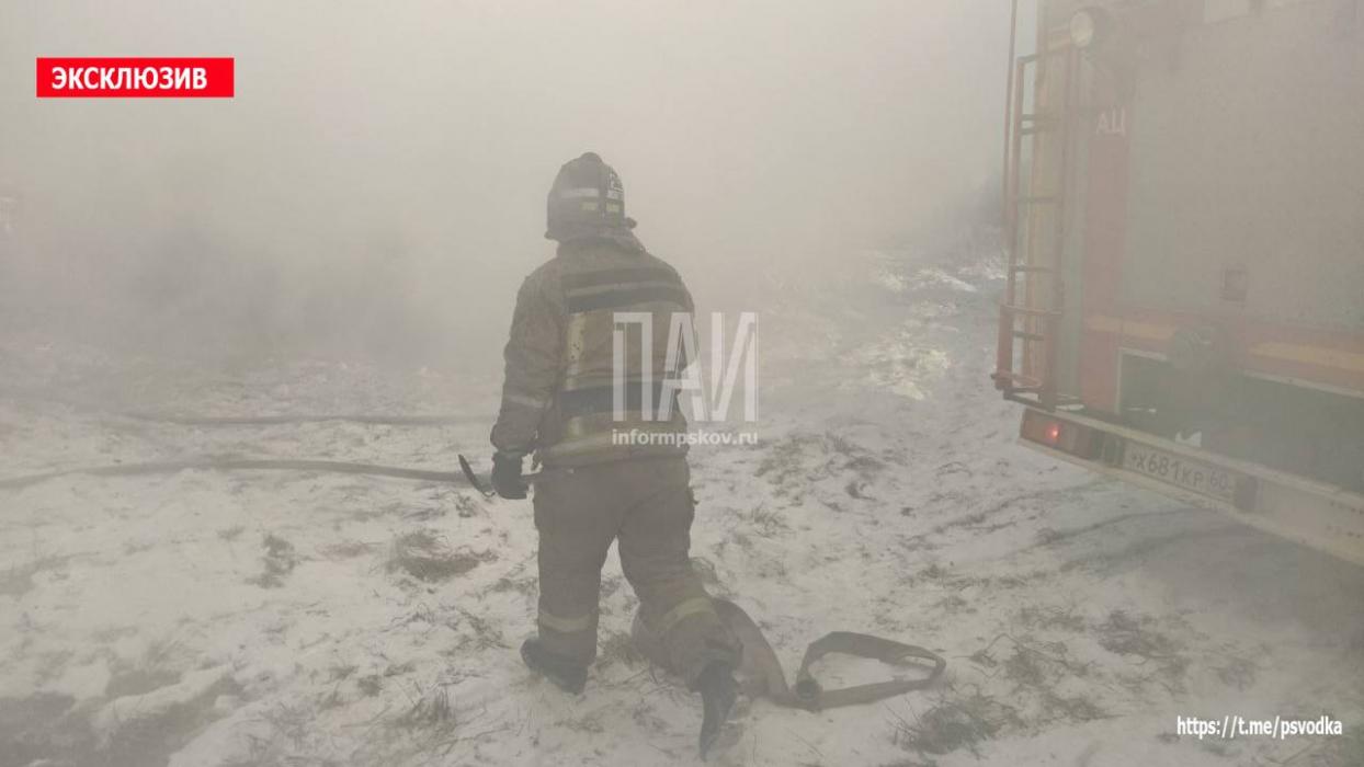 Пожарные ликвидируют возгорание в Порховском районе