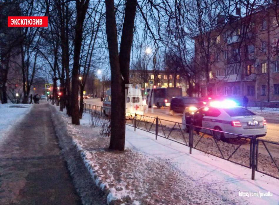 Карета скорой помощи с роженицей попала в ДТП в Великих Луках