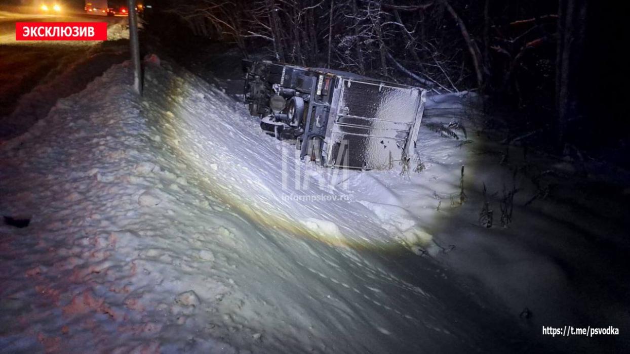 Водитель фуры пострадал в ДТП на трассе Псков – Санкт-Петербург