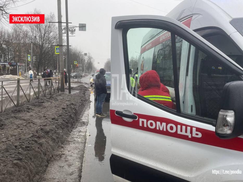 Водитель легковушки сбил женщину на пешеходном переходе в Пскове