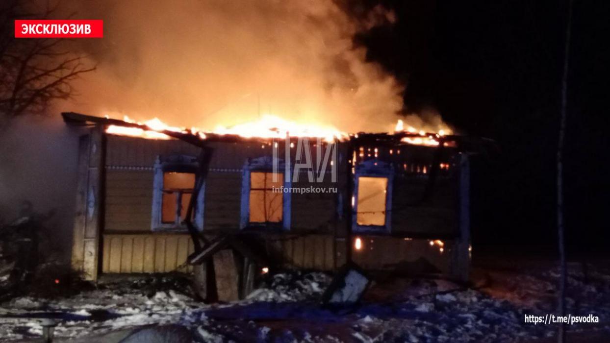 Одноэтажный дом загорелся в Пушкиногорском районе