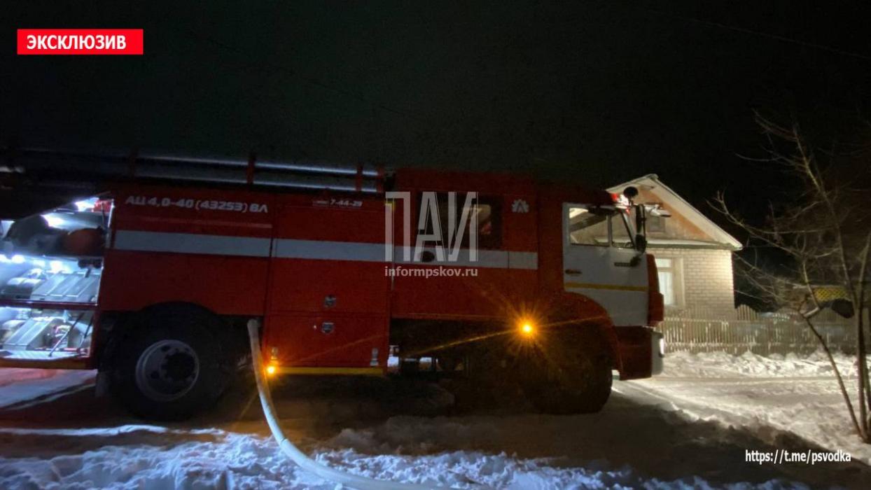 Жилой дом сгорел в Великих Луках