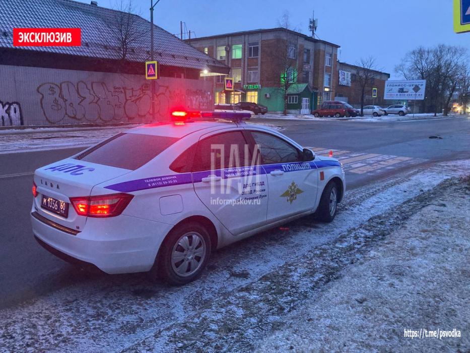 Женщину сбили на пешеходном переходе в Великих Луках