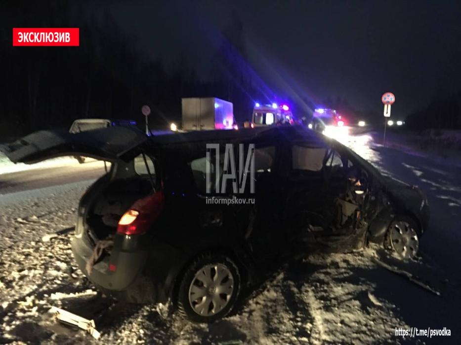 Три автомобиля столкнулись под Псковом