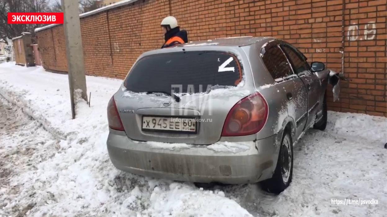 Водитель протаранил на автомобиле стену в Пскове и скрылся с места