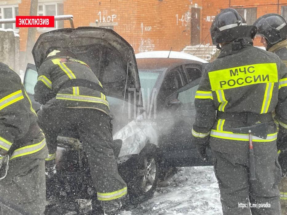 Возгорание автомобиля в Пскове