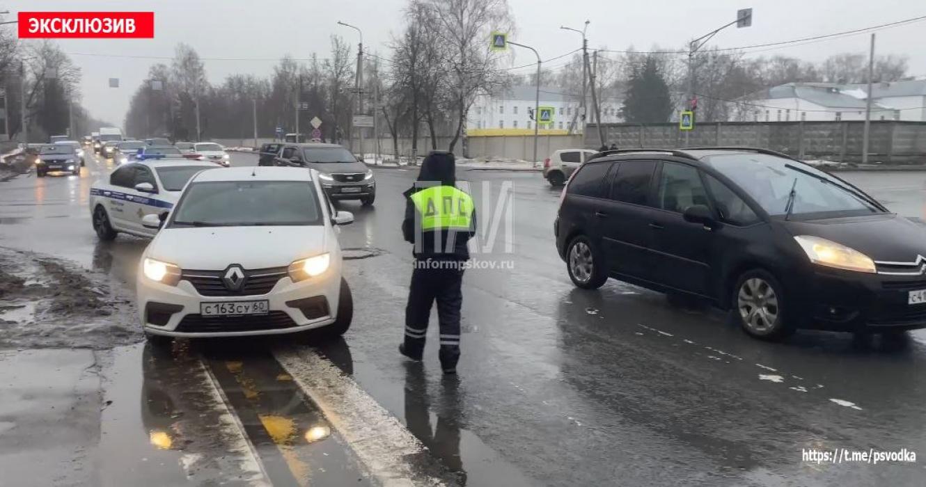 Водитель легковушки сбил женщину на пешеходном переходе в Пскове