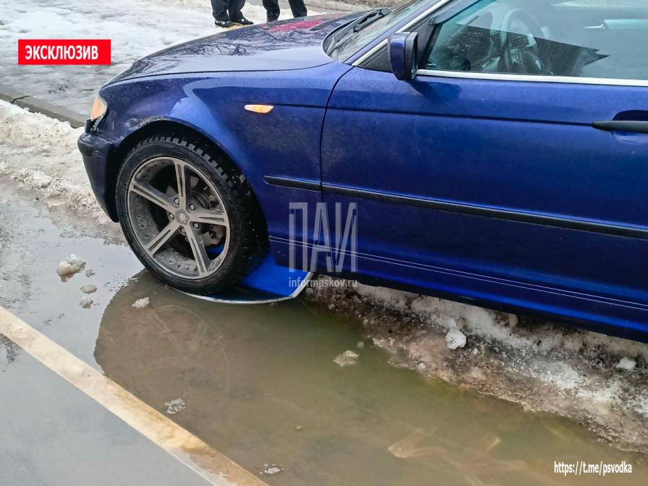 Три автомобиля столкнулись на перекрёстке в центре Пскова