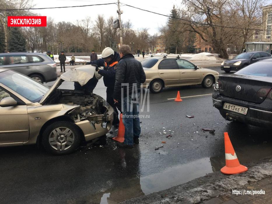 ​Женщина пострадала из-за столкновения двух автомобилей в центре Пскова
