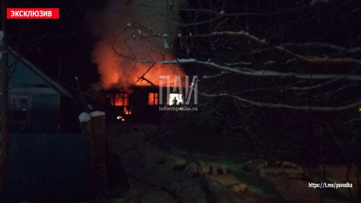 Жилой дом загорелся в Порхове