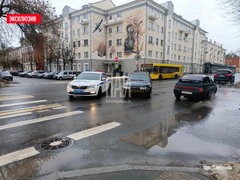 Три автомобиля столкнулись на перекрёстке в центре Пскова