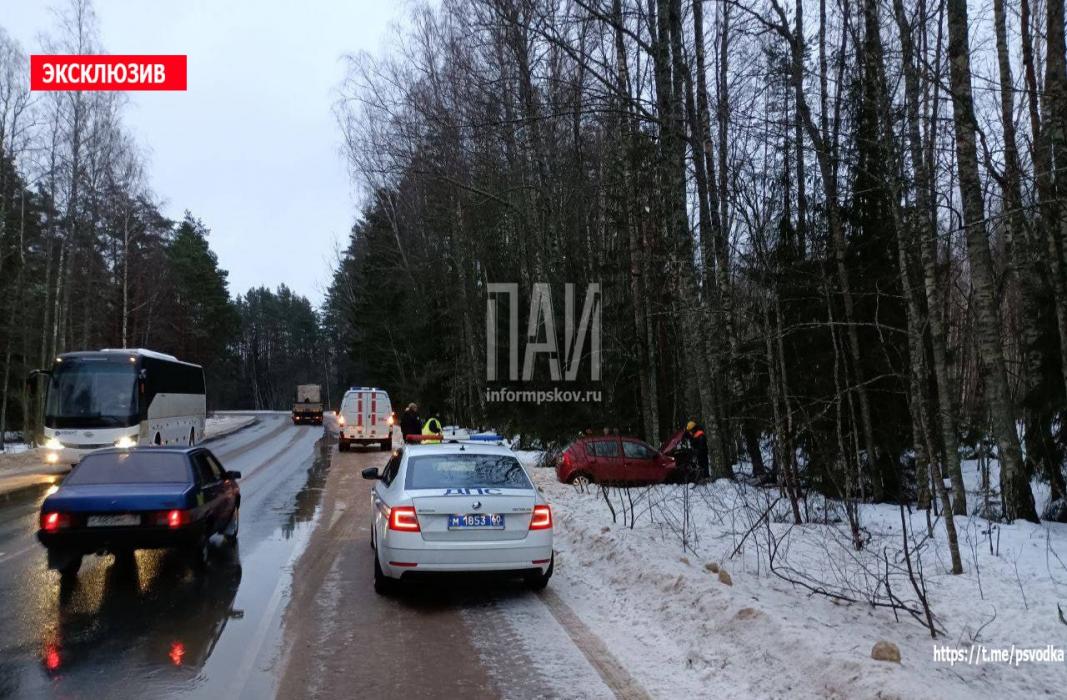 Нетрезвый водитель вылетел в кювет на трассе Псков – Гдов