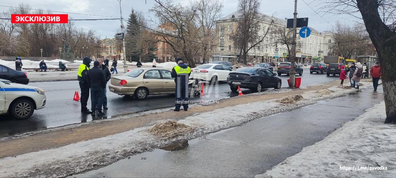 ​Женщина пострадала из-за столкновения двух автомобилей в центре Пскова