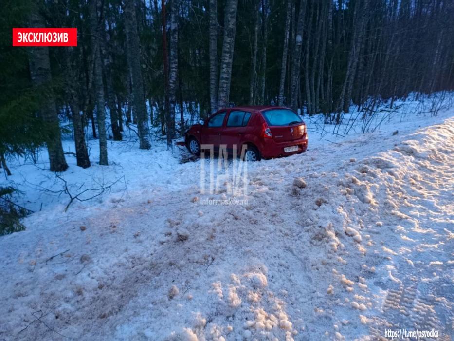 Нетрезвый водитель вылетел в кювет на трассе Псков – Гдов