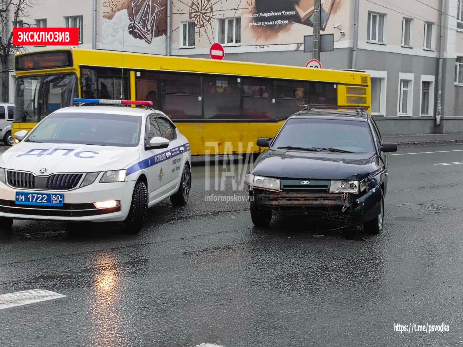 Три автомобиля столкнулись на перекрёстке в центре Пскова