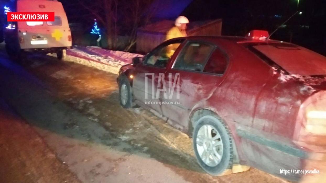 В Кунье автомобиль столкнулся с трактором, гружённым брёвнами