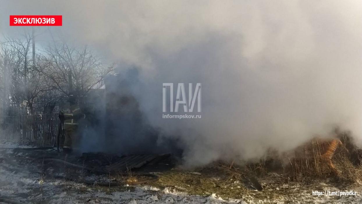 Пожарные ликвидируют возгорание в Порховском районе