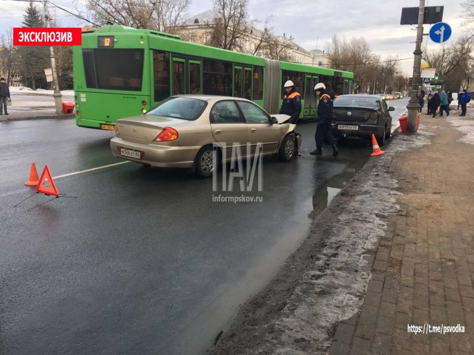 ​Женщина пострадала из-за столкновения двух автомобилей в центре Пскова