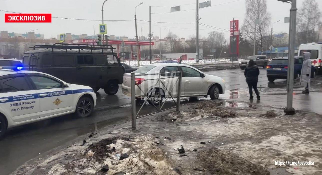 Водитель легковушки сбил женщину на пешеходном переходе в Пскове