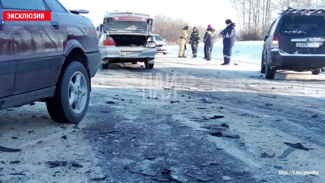 Четыре человека пострадали в тройном ДТП в Островском районе