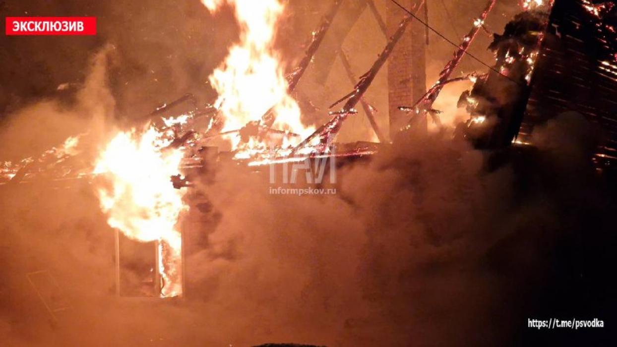 Пожарные тушат двухквартирный жилой дом в Печорах
